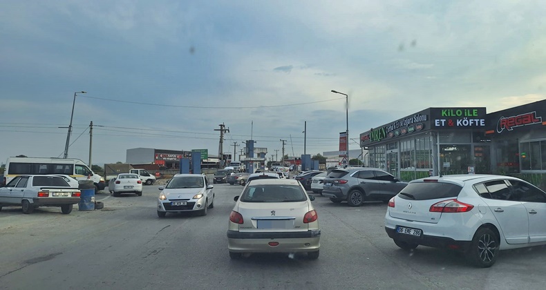 Sanayi Sitesi Çıkışındaki Trafik Yoğunluğu Bitmek Bilmiyor