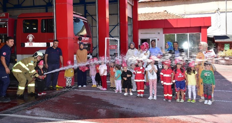 Miniklere uygulamalı itfaiye eğitimi