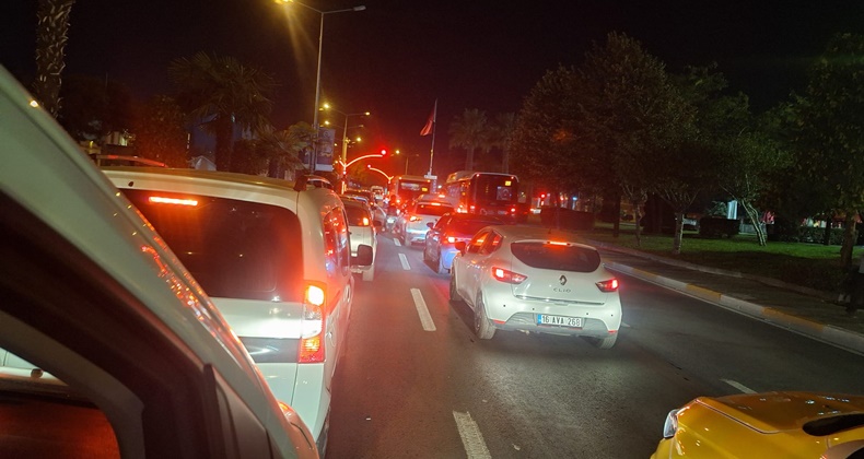 Cumartesi Akşamı Trafik Yoğunluğu Yaşandı