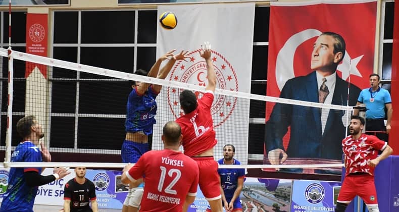 Bigadiç Belediyespor lideri devirdi