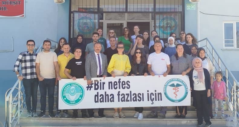 MYO öğrencilerinden okula oyun alanı temizlik ve tamir