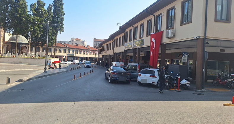 Çift Sıra Park Sorunu: Araç Trafiği Aksıyor