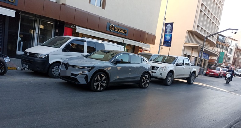 Örücüler Caddesi’nde Çift Park Sorunu Devam Ediyor