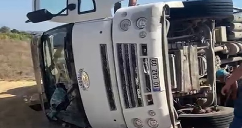 GÖNEN'DE ÇELTİK YÜKLÜ KAMYON DEVRİLDİ: SÜRÜCÜ HASTANEYE KALDIRILDI
