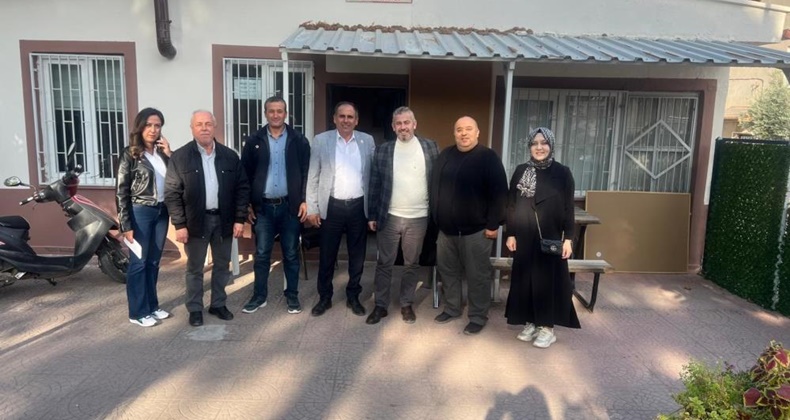 Başkan Hakan Aka muhtarlarla görüşüp sorunları not ediyor