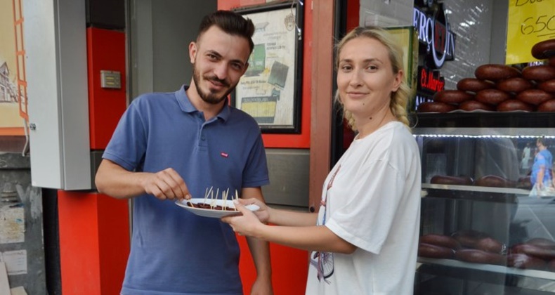 Binlerce kişiye sucuk dağıttılar