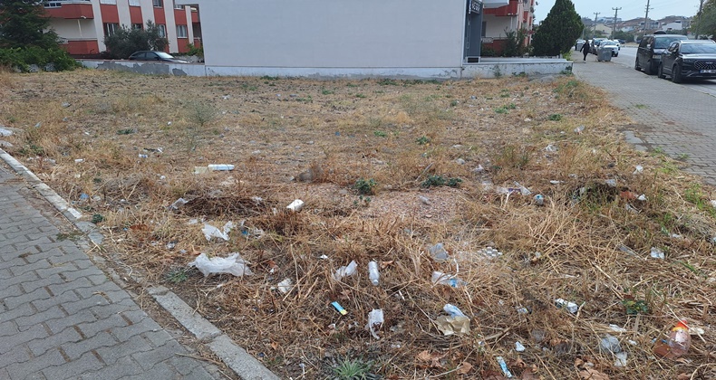 Boş Arsa Çöplerle Doldu