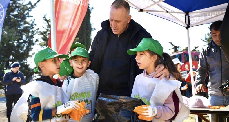 Balıkesir’de gençler orman temizliği yaptı