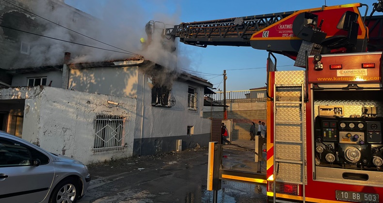 Altıeylül’de Müstakil Evde Çıkan Yangın Söndürüldü