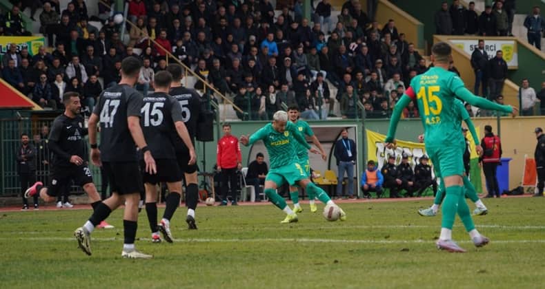 1966 Edremitspor lider Fethiye İdman Yurdu'nu tek golle uğurladı