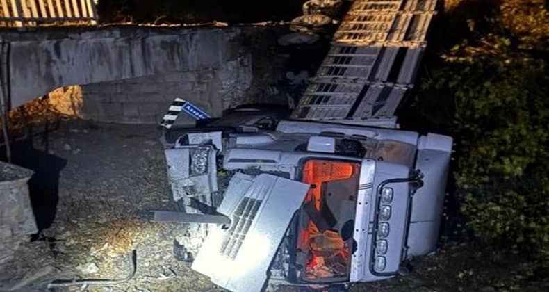 Balıkesir’de tır köprüden uçtu