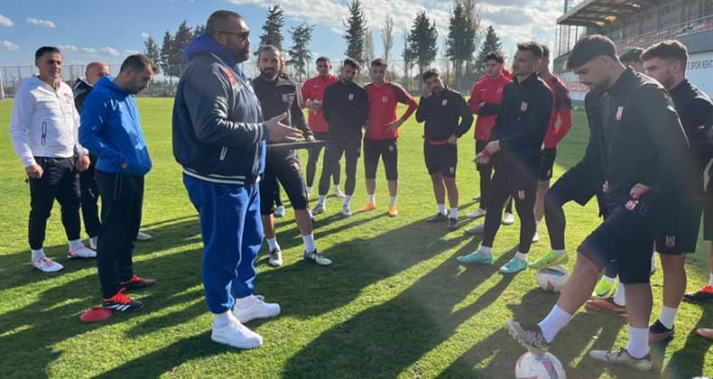 Şampiyon boksör Ali Eren Demirezen’den Balıkesirspor’a destek
