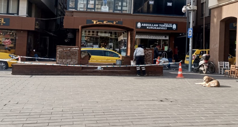 Ali Hikmet Paşa Meydanı’nda Banklar Yenileniyor