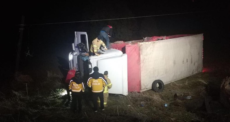 Susurluk’ta trafik kazasında iki kişi kamyonet içinde sıkıştı