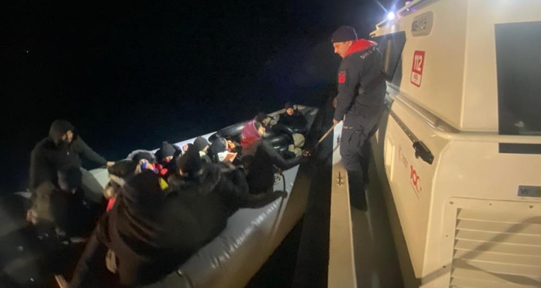 Ayvalık açıklarında 9’u çocuk 25 düzensiz göçmen yakalandı