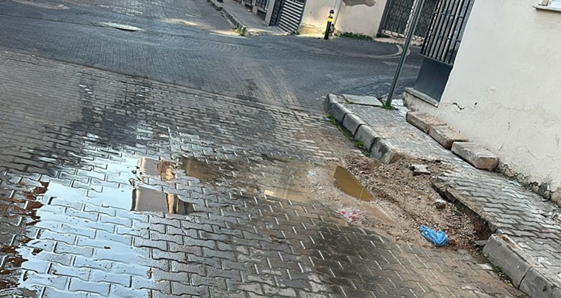 Mahallesi Sakinleri Su Patlağı İçin Yardım Bekliyor