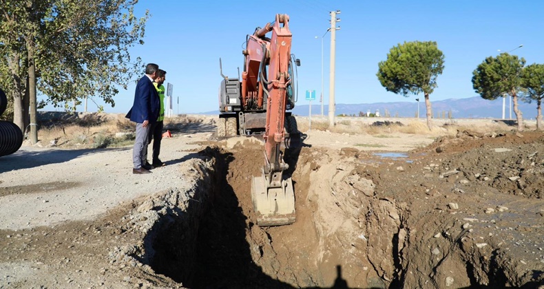 Burhaniye’de yağmur suyu hattı yenilendi