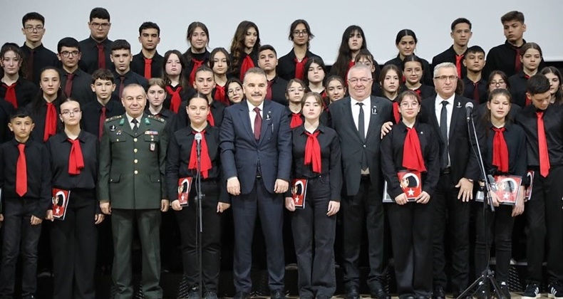 ATATÜRK EDREMİT'TE ÖZLEMLE ANILDI