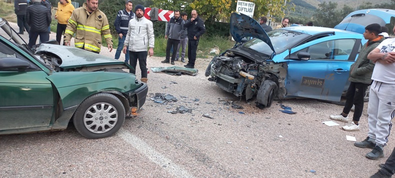 Erdek’te Çift Taraflı Trafik Kazası: İki Kişi Yaralandı