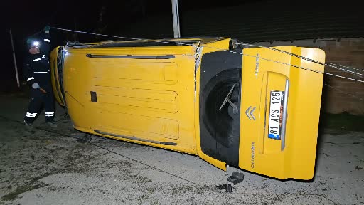 Kontrolden çıkan araç elektrik direğine çarpıp devrildi: 3 yaralı