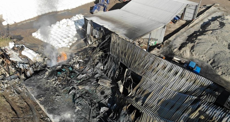 Yem fabrikasındaki yangının boyutu gün ağardığında havadan görüntülendi