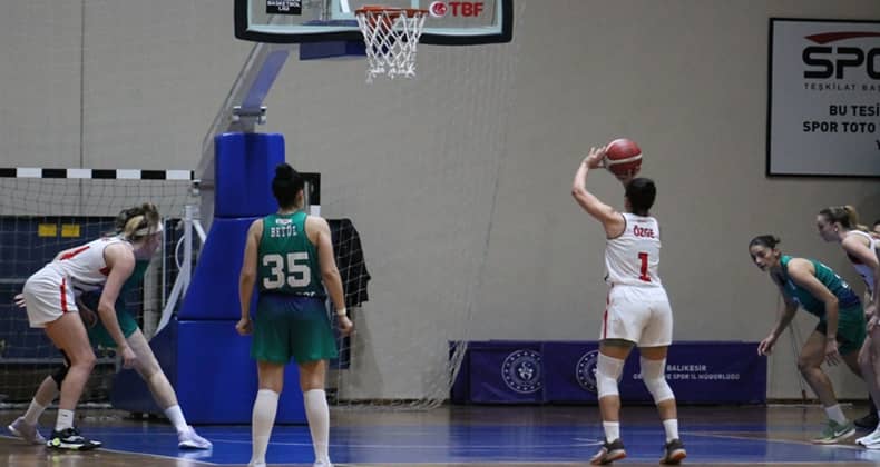 Burhaniye Belediyespor Adana ekibini eli boş gönderdi
