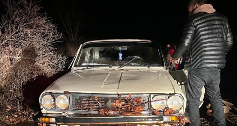 Balıkesir’de dereden karşıya geçen otomobil akıntıya kapıldı 2 kişi mahsur kaldı