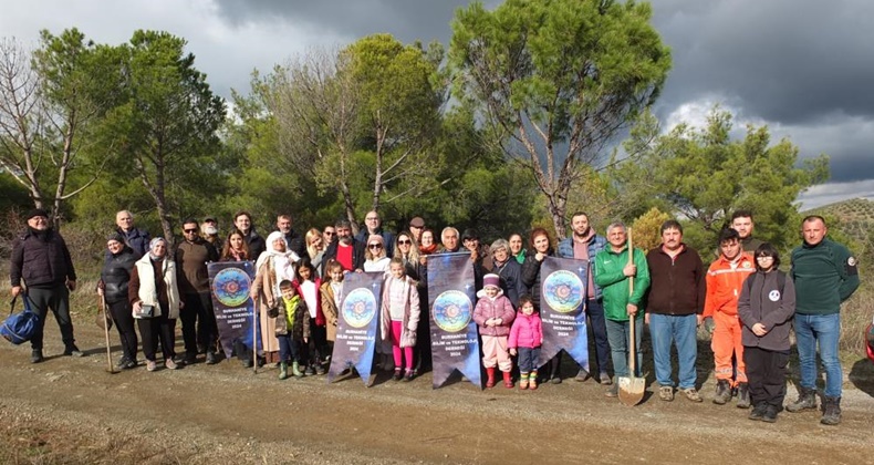 Burhaniye de 83’ lük Leyla nine ağaç dikti