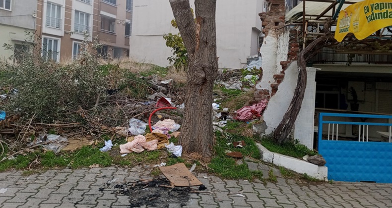 Yıkılmış Ev Arazisi Çöplerle Dolarak Sağlık Tehlikesi Oluşturuyor