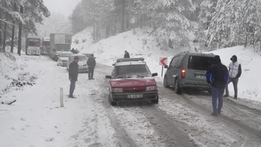 Kar yağışı nedeniyle Kazdağları’nda araç trafiği zaman zaman durma noktasına geliyor
