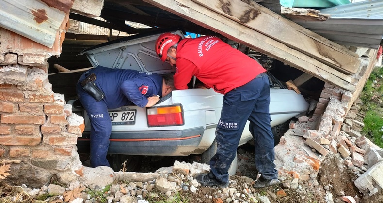Balıkesir’de ağıla giren otomobilin sürücüsü hayatını kaybetti