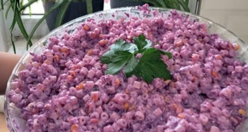 Mor Lahanalı Makarna Salatası ile Sofralarınıza Şıklık Katın