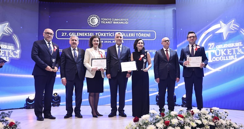 Hukuk Dekan Vekili Prof. Dr. Mustafa Yasan’a Prestijli Ödül