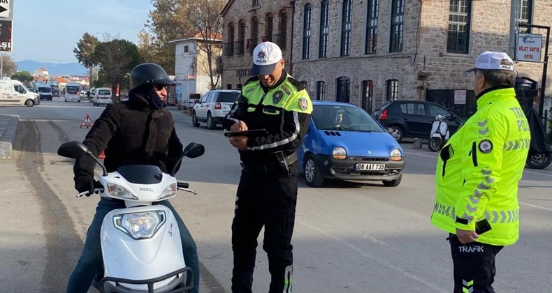 Ayvalık Polisi’nden motosiklet sürücülerine sıkı denetim