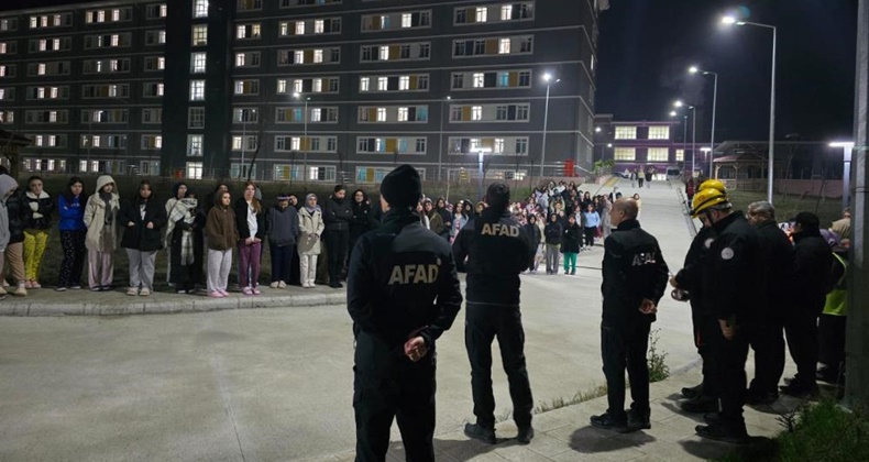 Balıkesir’de ‘Deprem Anı, Çök-Kapan-Tutun ve Tahliye Tatbikatı’ gerçekleştirildi