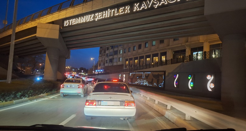 15 Temmuz Şehitleri Kavşağında Trafik Kilitleniyor