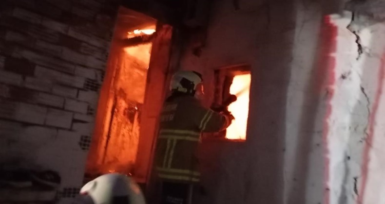 Savaştepe’de ev ve ahır yangını, 600 balya saman yandı