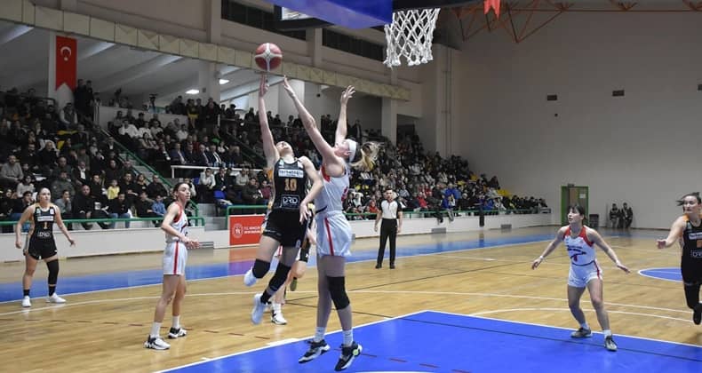 Balıkesir derbisinde Burhaniye Belediyespor’u yenen Gürespor yarı finale yükseldi