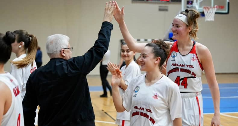 Burhaniye Belediyespor Mersin ekibini bekliyor