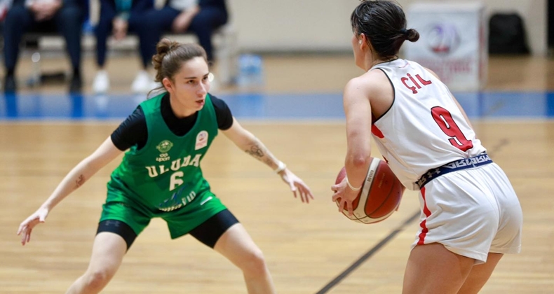 Burhaniye Belediyespor Uludağ’ı Özge Karataş’ın üçlükleriyle yıktı