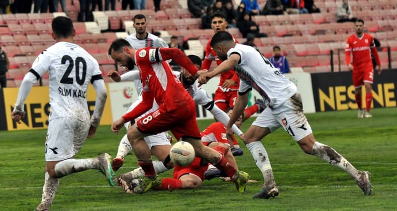 Uşakspor’u iki golle uğurlayan Balıkesirspor liderliğini sürdürdü