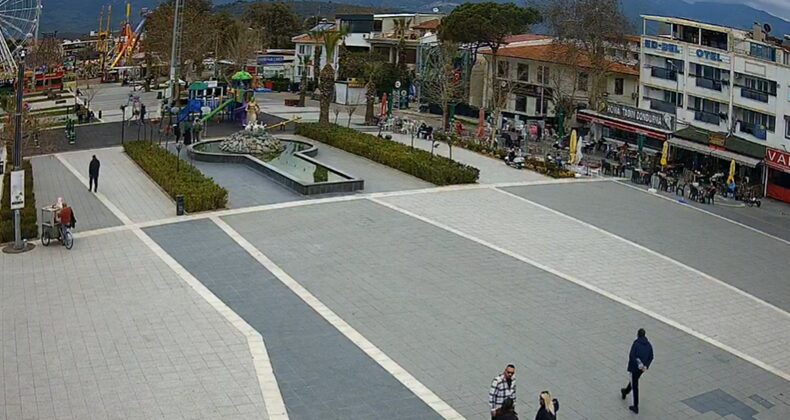 Hava Kapalı Ama Akçay Sahili Coşkulu