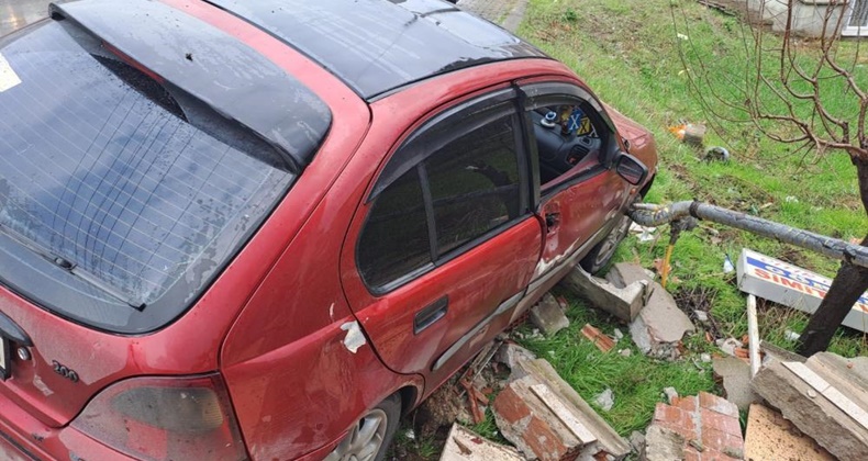 Yoldan çıktı, doğal gaz kutusuna çarptı