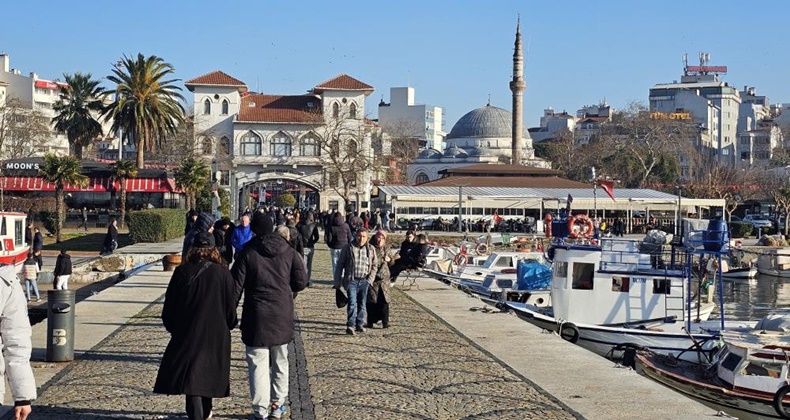 Ocak ortasında güneşli havayı gören Bandırmalılar sahile akın etti