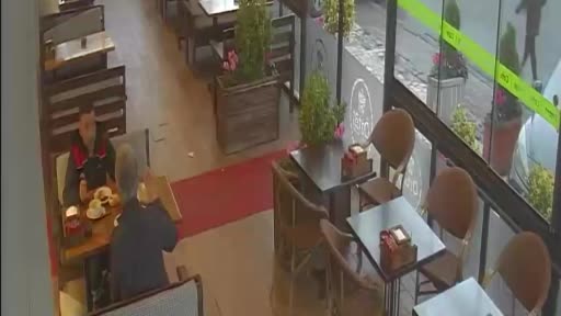 Beylikdüzü’nde nefes borusuna yemek kaçan vatandaşa Heimlich manevrası uygulandığı anlar kamerada