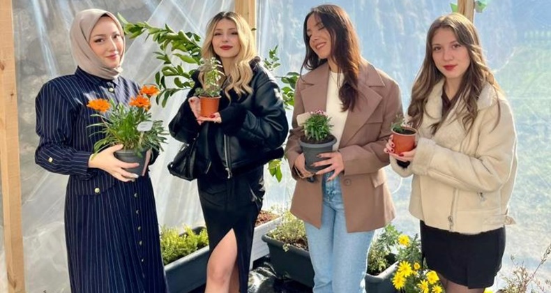 Balıkesir’de üniversiteliler mini sera kurdu