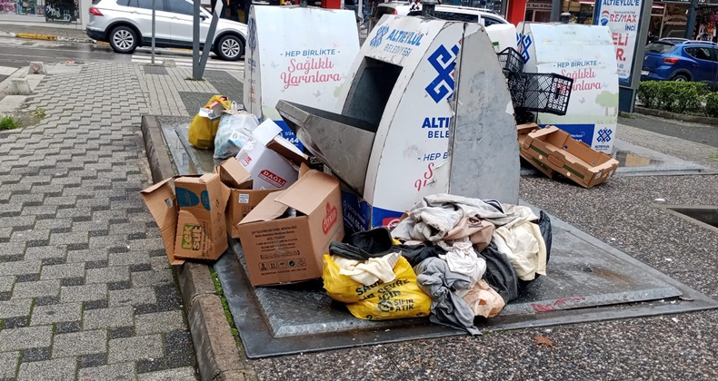 Balıkesir Altıeylül Ortaokulu Önünde Görüntü Kirliliği