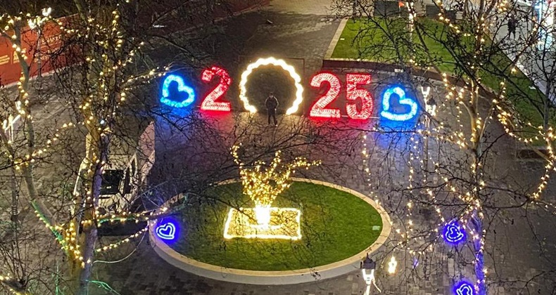 Cumhuriyet Meydanı Yeni Yıla Işıklar İçinde Girdi