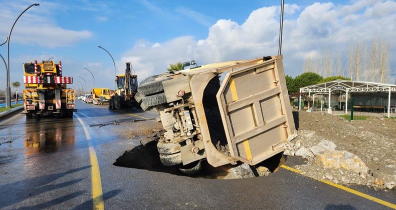 Balıkesir’de yol yarıldı, hafriyat kamyonu içine düştü