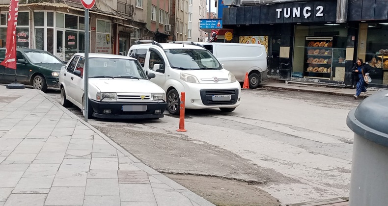 Yan Yana Park Eden Araçlar Trafiği Engelliyor